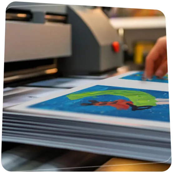 Nyomdagép lapokat nyomtat, a Rajzkönyv készítése közben.