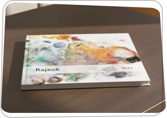 Gyerekrajzokból készült színes könyv az asztalon, a Rajzkönyv szolgáltatás illusztrációja.