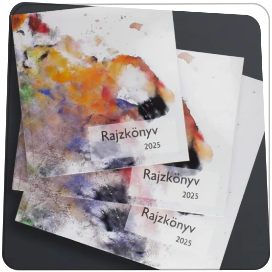 Rajzkönyv fotókönyv 3 méretben egy fekete asztalon, borítóján színes gyerekrajz mintával.